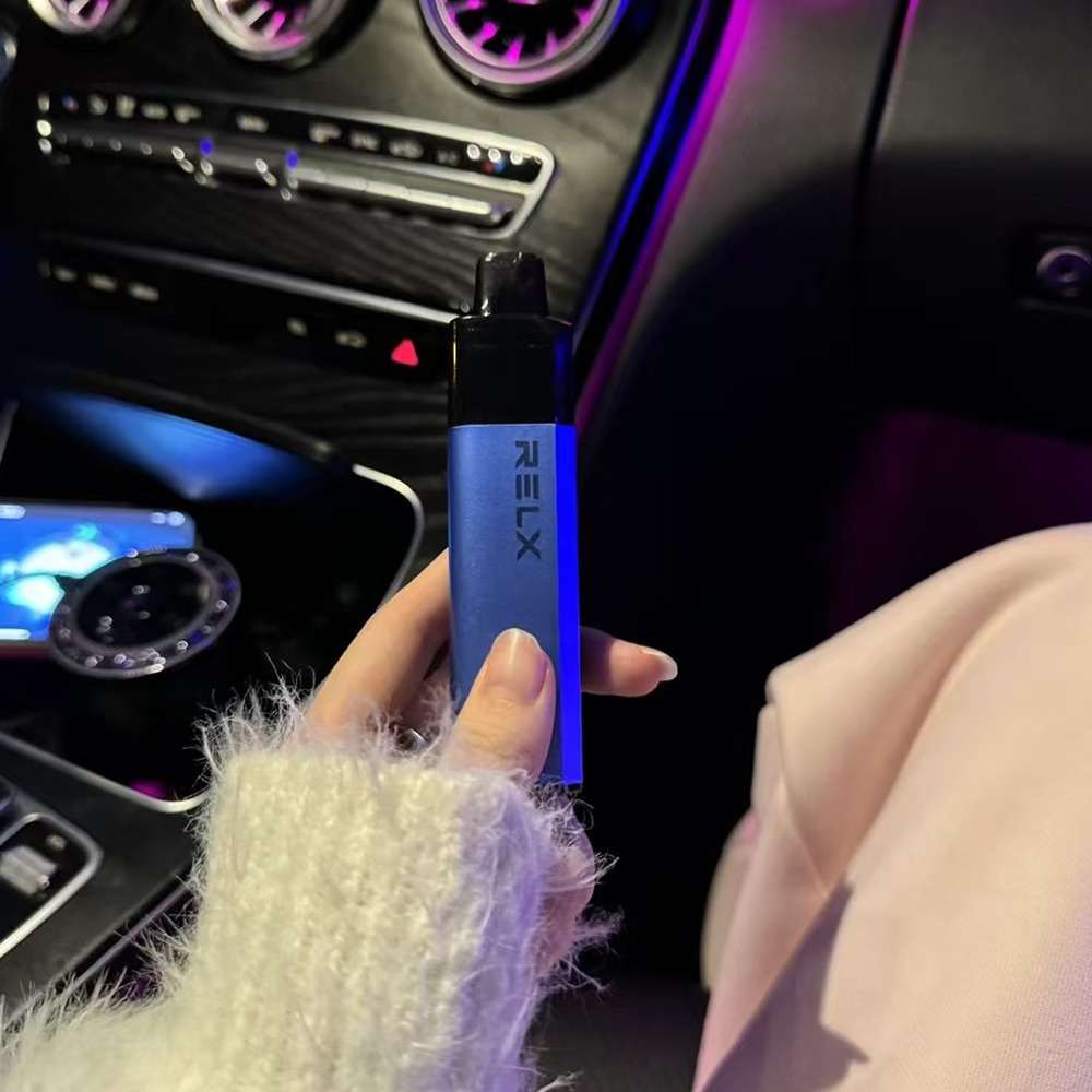 RELX GA8000 拋棄式電子煙在車內使用的時尚手持實拍圖